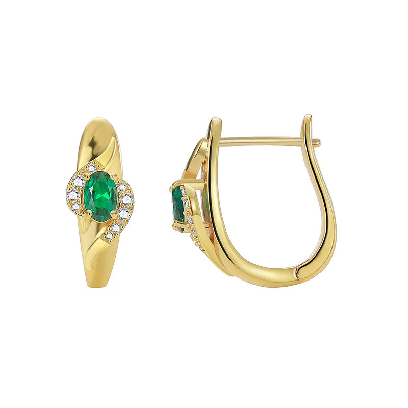 Boucles d’oreilles dorées pour femme en plaqué or, ornées d’une pierre ovale verte effet émeraude entourée de zircons scintillants. Bijou élégant et raffiné au design galbé, confortable et sophistiqué, parfait pour une tenue chic ou de soirée